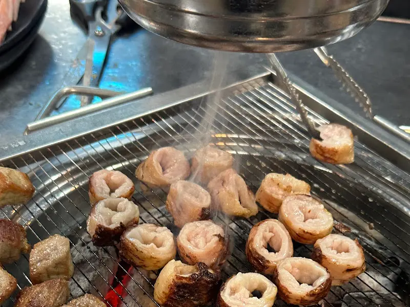 숯불 위에서 노릇노릇 익어가는 생막창