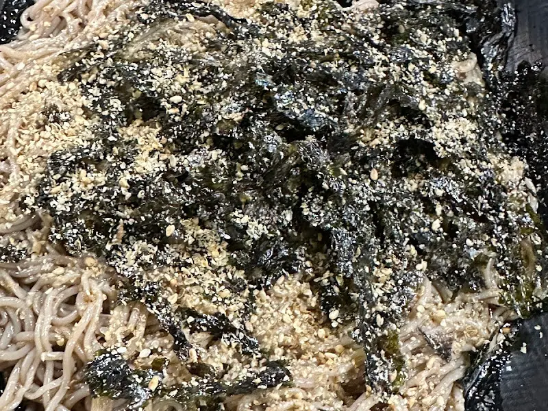 김가루와 깨가 듬뿍 뿌려진 들기름 막국수