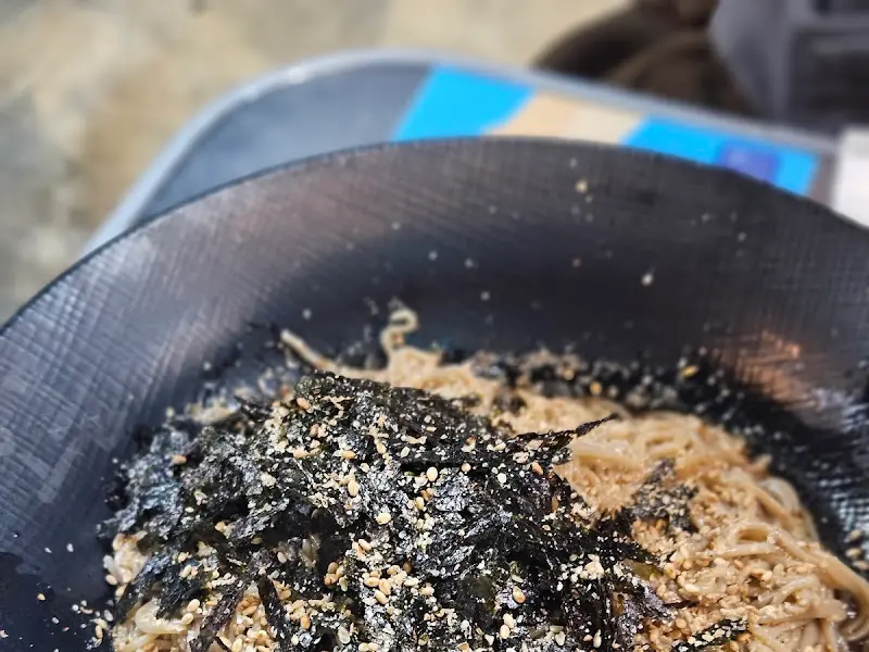 김가루와 깨가 듬뿍 뿌려진 들기름 막국수