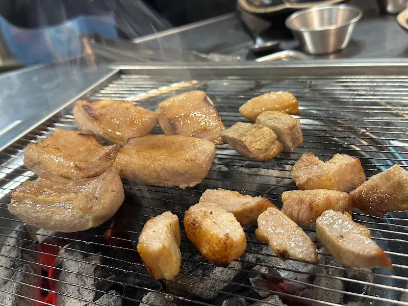 숯불 위에서 맛있게 구워지는 고기