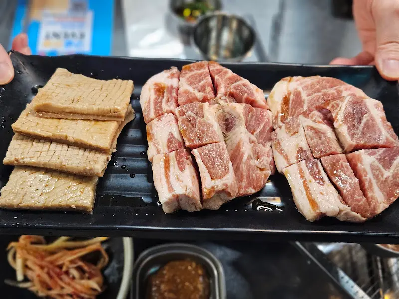 다양한 부위의 고기 한 상 차림