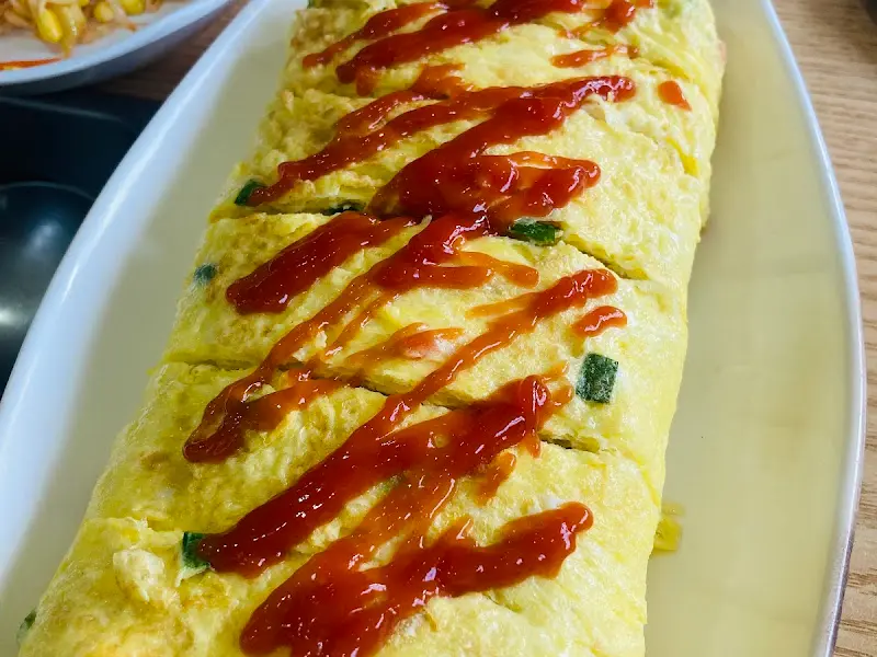 케첩이 뿌려진 계란말이