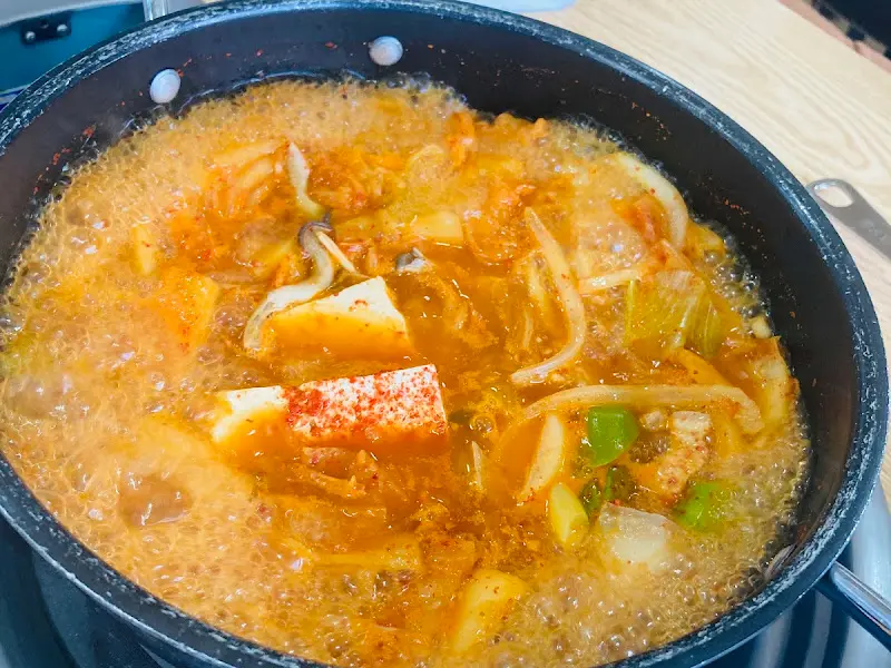 김치찌개와 밥 한 공기