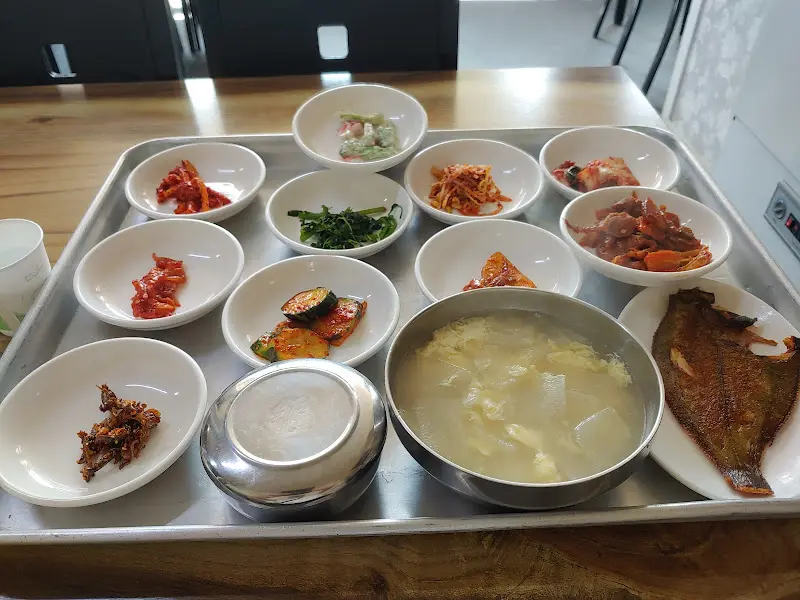 다양한 반찬이 담긴 쟁반