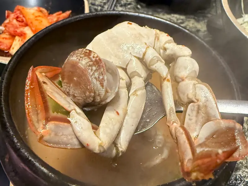 꽃게와 바지락이 듬뿍 들어간 된장찌개