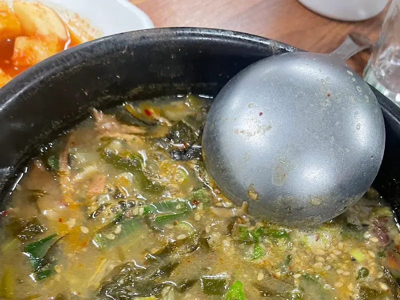 진한 국물이 일품인 몸국