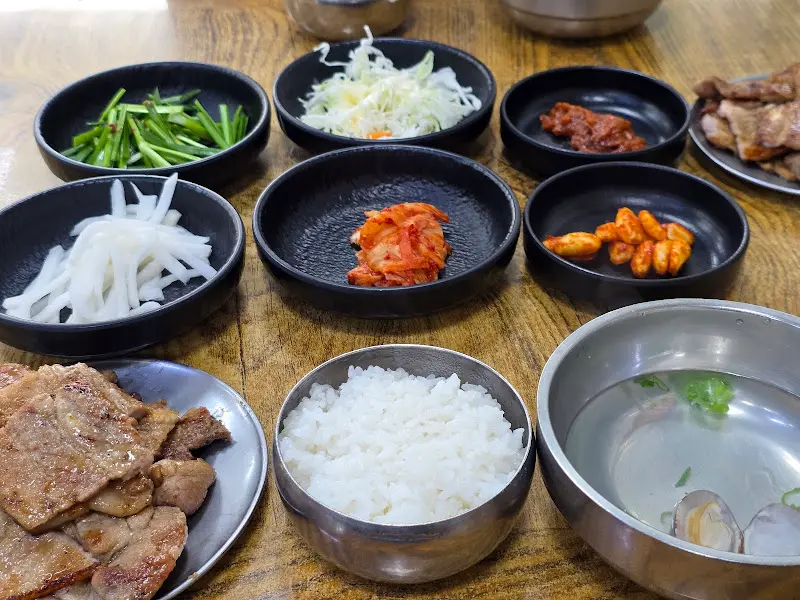 돼지불백, 쌈채소, 밑반찬