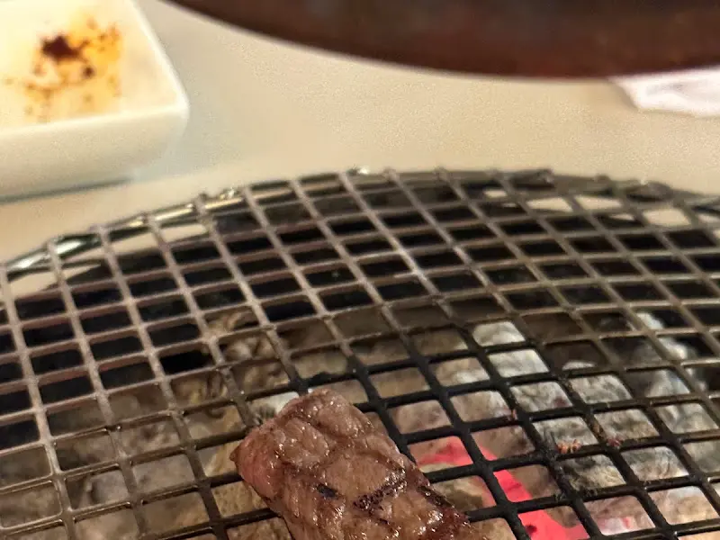 숯불 위에서 맛있게 구워지는 소고기