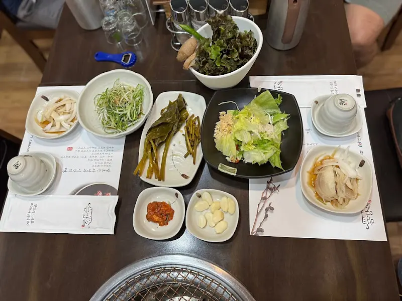 다채로운 밑반찬이 정갈하게 담겨있는 모습