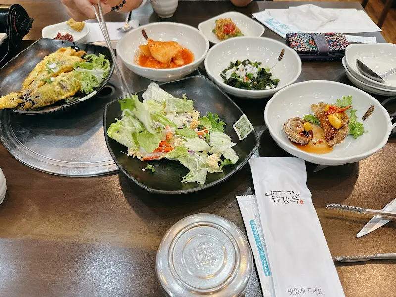 돌솥에 담겨 나온 곤드레 밥과 정갈한 반찬들