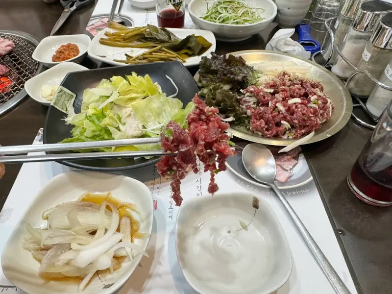 육회와 신선한 야채가 어우러진 모습