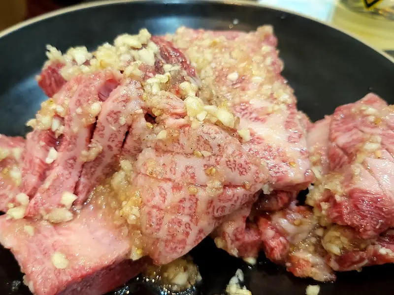 마늘 양념이 올려진 안창살