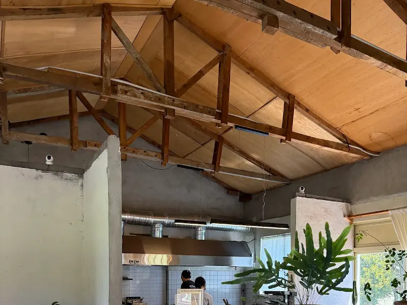 따뜻한 분위기의 치저스 천장