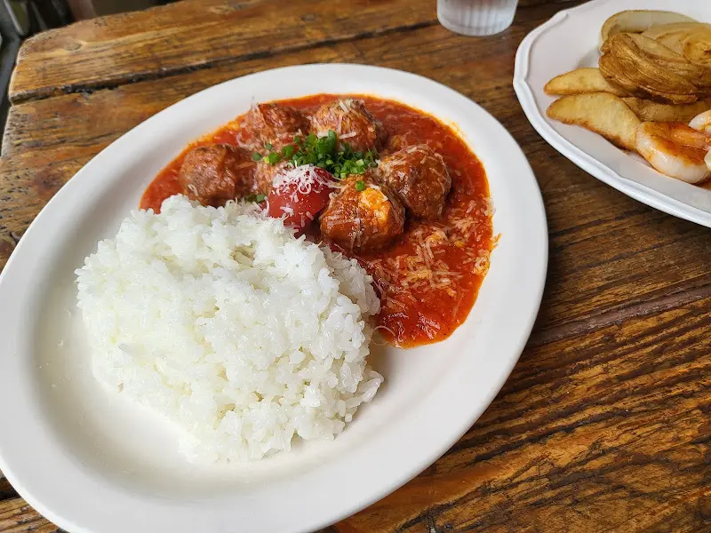 풍성한 토마토 소스가 인상적인 미트볼