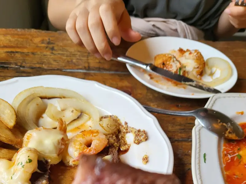 치즈가 녹아내린 라클렛 스테이크의 풍경