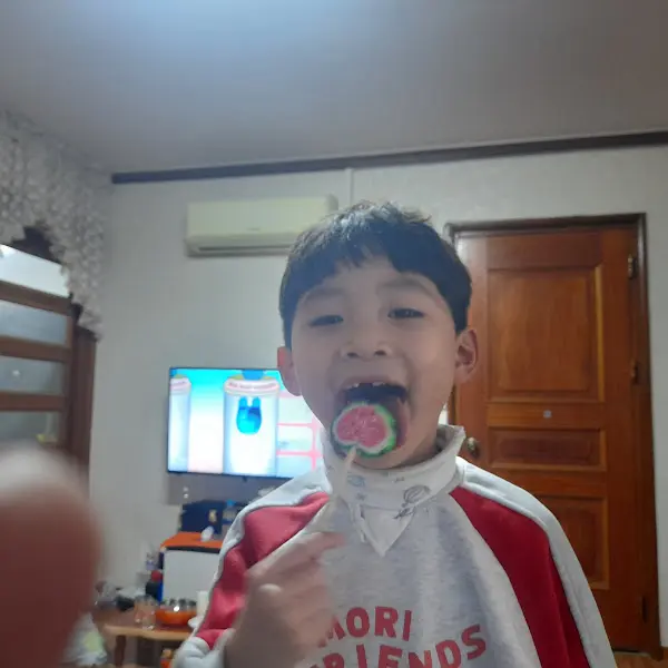 사탕을 먹고 있는 아이
