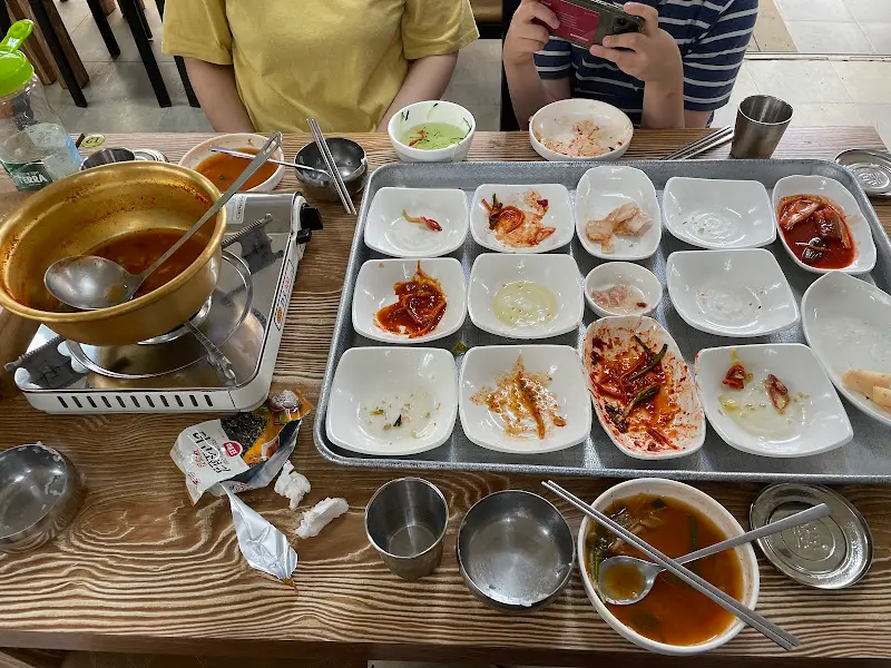 쟁반 위에 놓인 여러 반찬 그릇들이 비워져 있는 모습