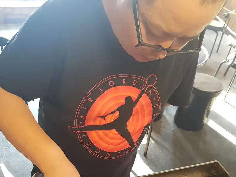 고기를 구워주는 사장님