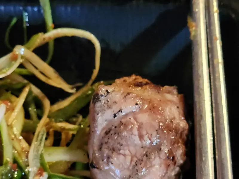 잘 구워진 목살 단면