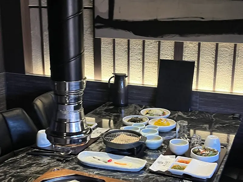 깔끔하게 차려진 테이블 세팅