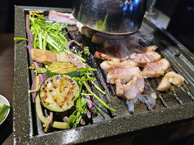 고기를 굽는 모습