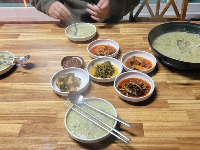 정갈하게 차려진 밑반찬과 보말죽