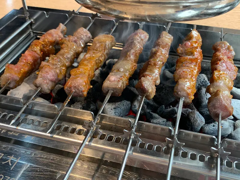 숯불 위에서 익어가는 양꼬치