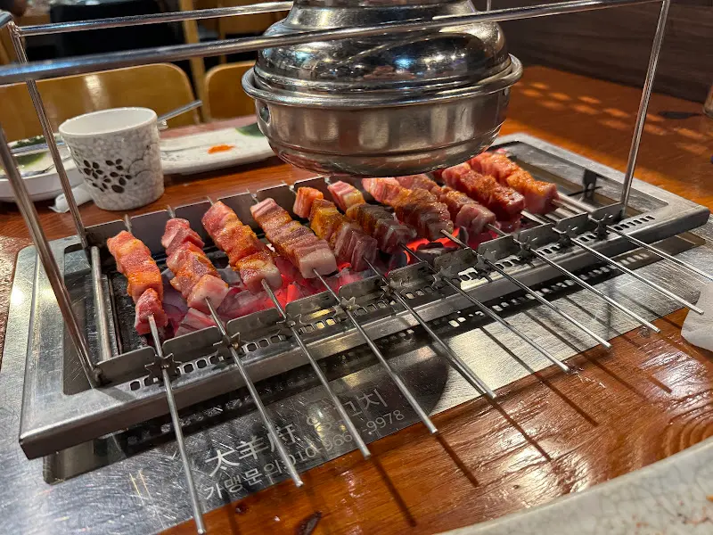 숯불 위에서 맛있게 익어가는 양꼬치