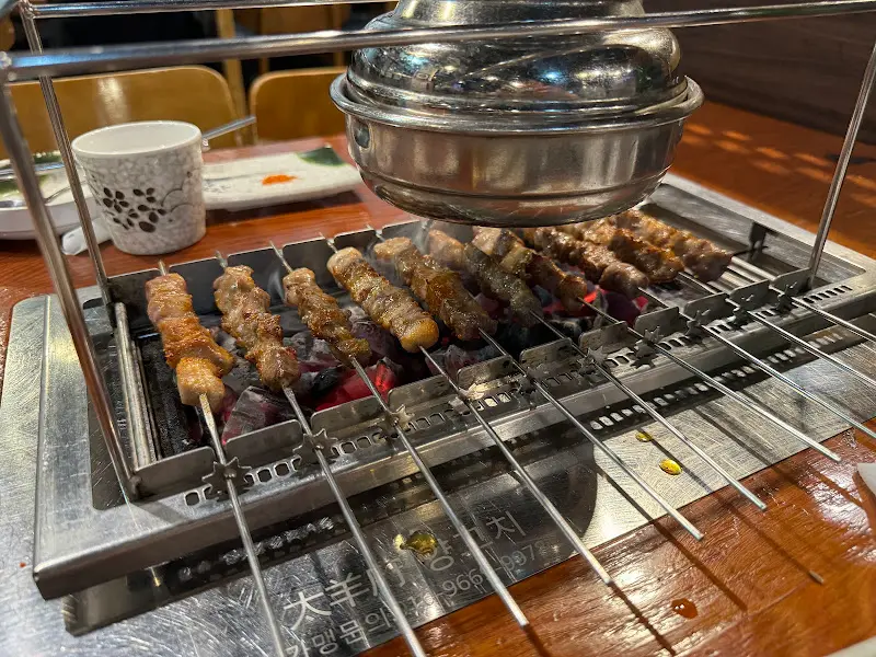 숯불 위에서 익어가는 양꼬치