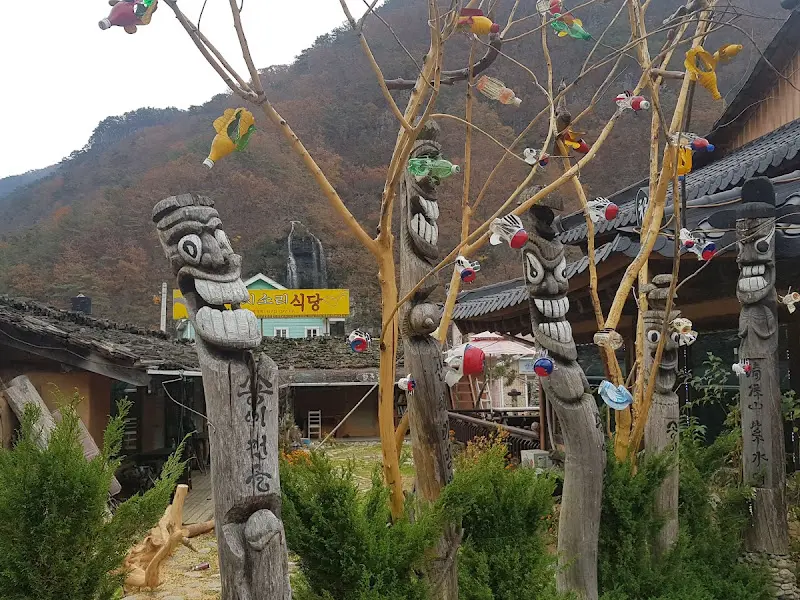 장승이 늘어선 식당 외부 풍경