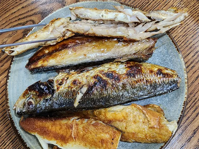 윤기가 흐르는 다양한 생선구이 모듬