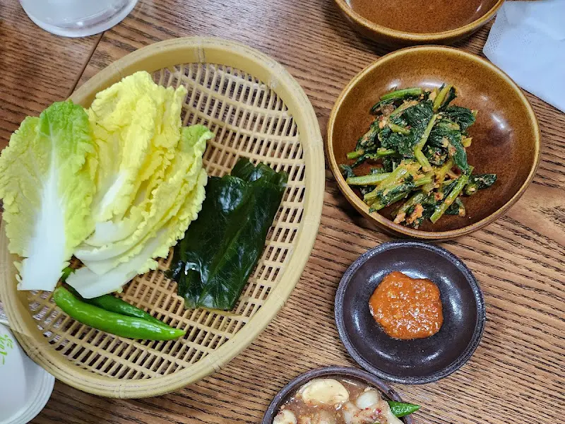 신선한 쌈 채소와 맛깔스러운 밑반찬