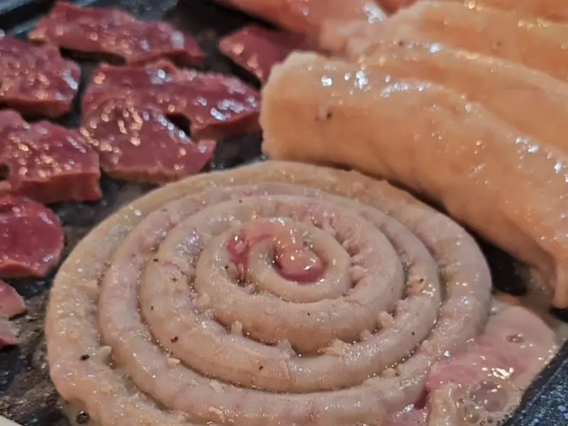 황소알곱창 불판 위 익어가는 소고기 막창