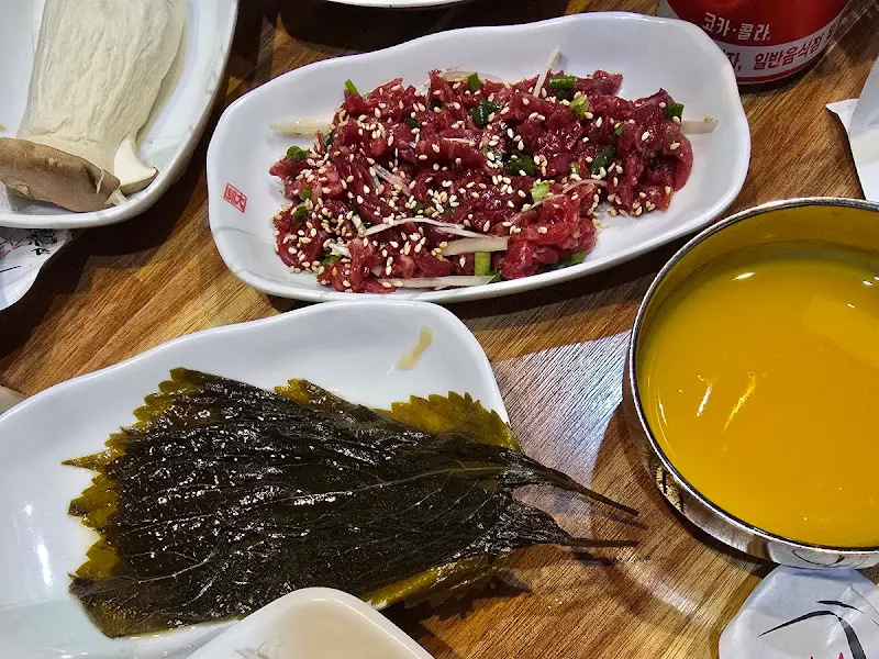 싱싱한 육회와 송이버섯