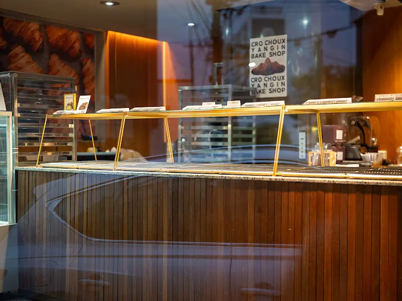 다양한 빵들이 진열되어 있는 모습