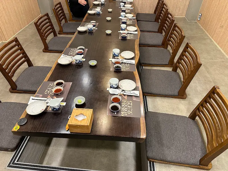 깔끔하게 정돈된 테이블 세팅