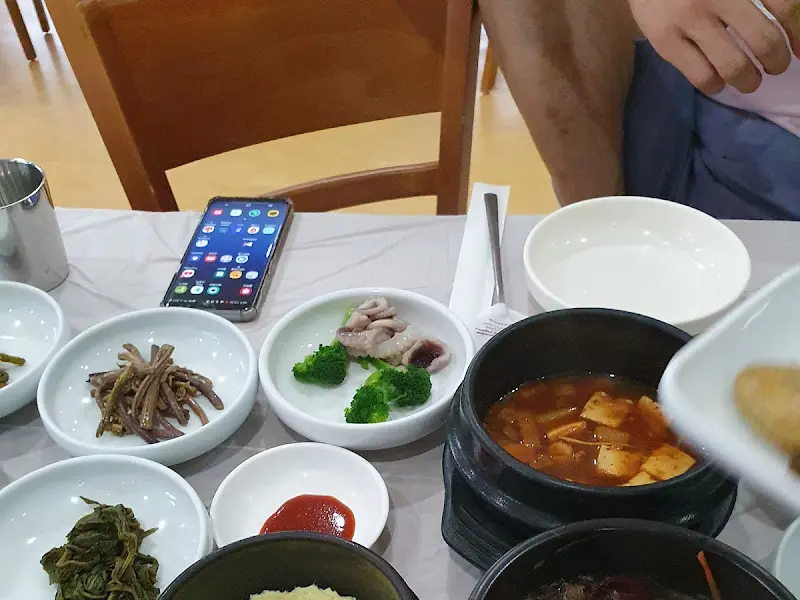 푸짐하게 차려진 솥밥 정식 한 상 차림