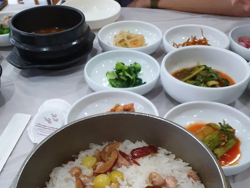 윤기가 자르르 흐르는 솥밥