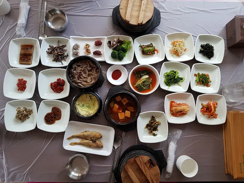 한 상 가득 차려진 솥밥 정식 전체 샷