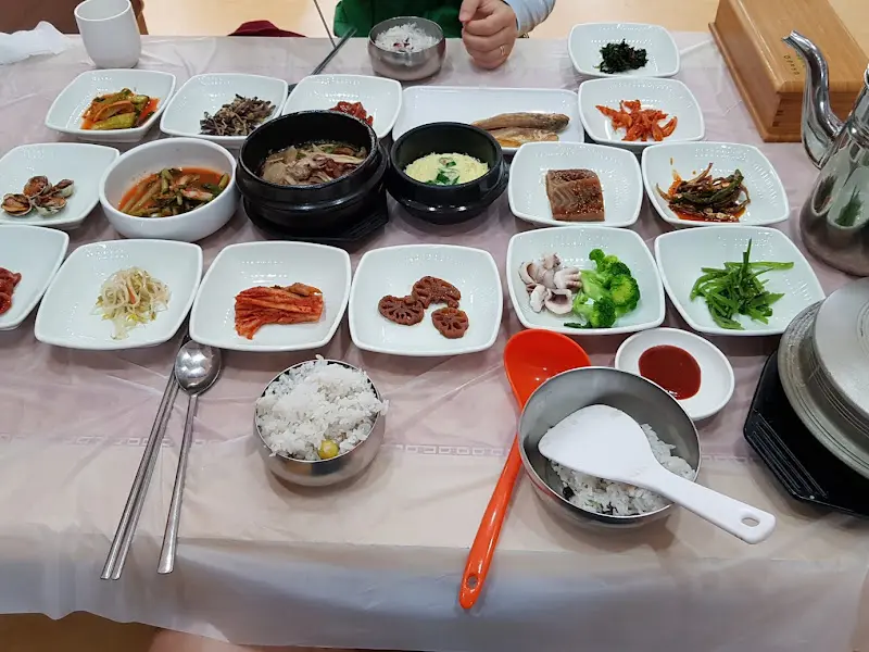 다양한 반찬들이 보기 좋게 담겨 있다.