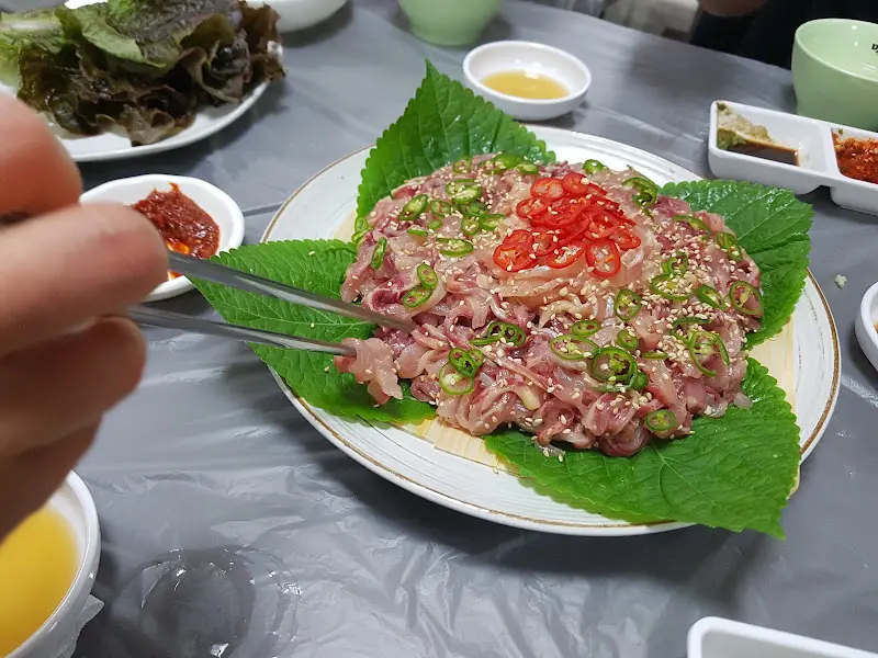 윤기가 좔좔 흐르는 향어회