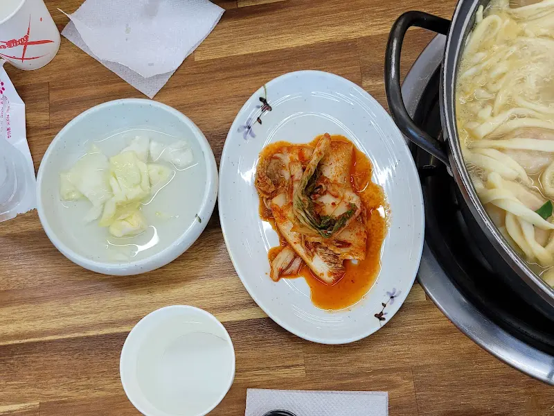 칼국수와 환상적인 조화를 이루는 김치