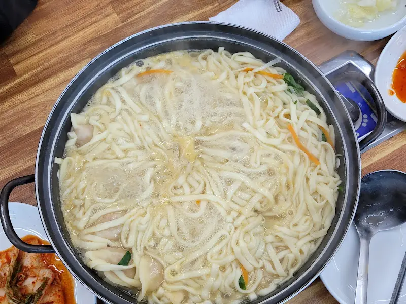 김이 모락모락 나는 칼만두의 모습