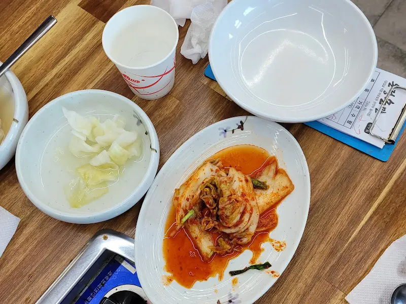 식탁 위에 놓인 김치의 모습