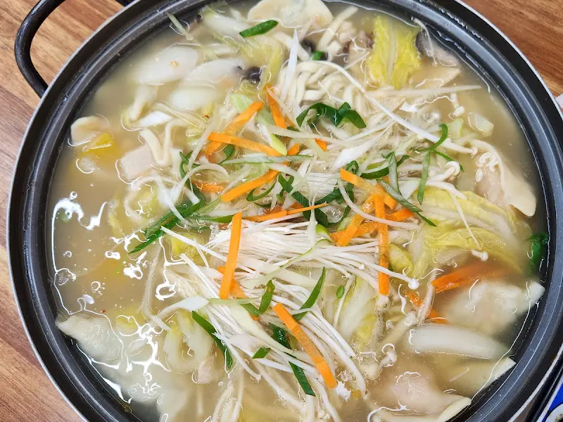 만두와 칼국수가 어우러진 전골 요리