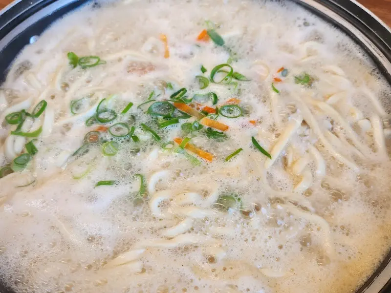 칼국수 국물의 디테일 컷
