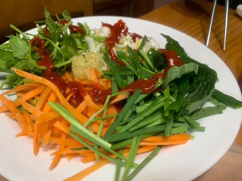 송어회와 곁들여 먹는 야채 무침