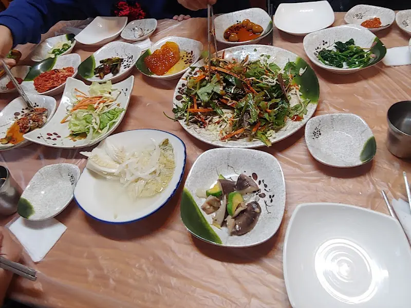 테이블에 놓인 양념통