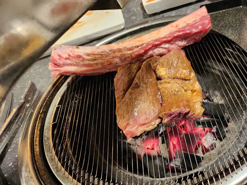 불판 위에서 익어가는 생갈비