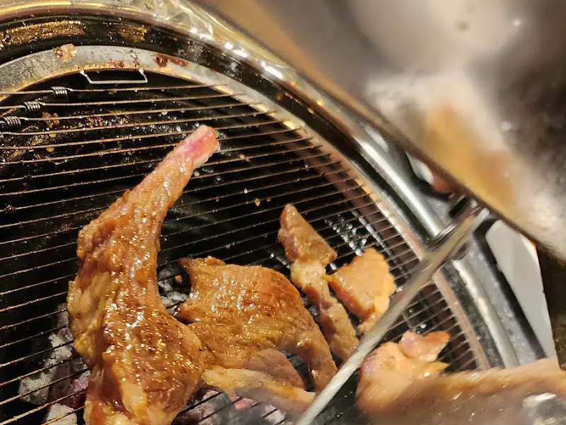 돼지갈비를 굽는 모습